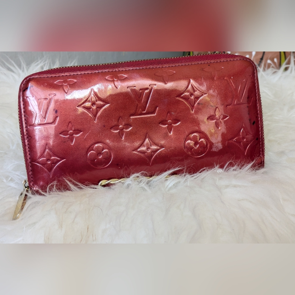 LOUIS VUITTON VERNIS ZIP LONG WALLET.